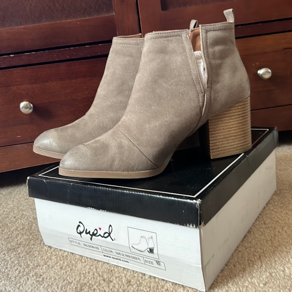Qupid Wilson ankle booties.